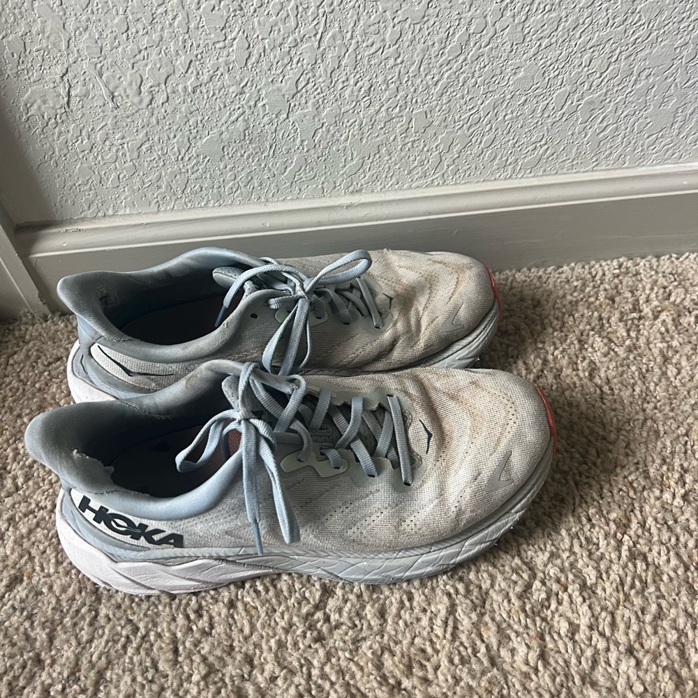 Hoka Arahi 6
